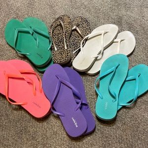 Great condition 6 old navy flip flops